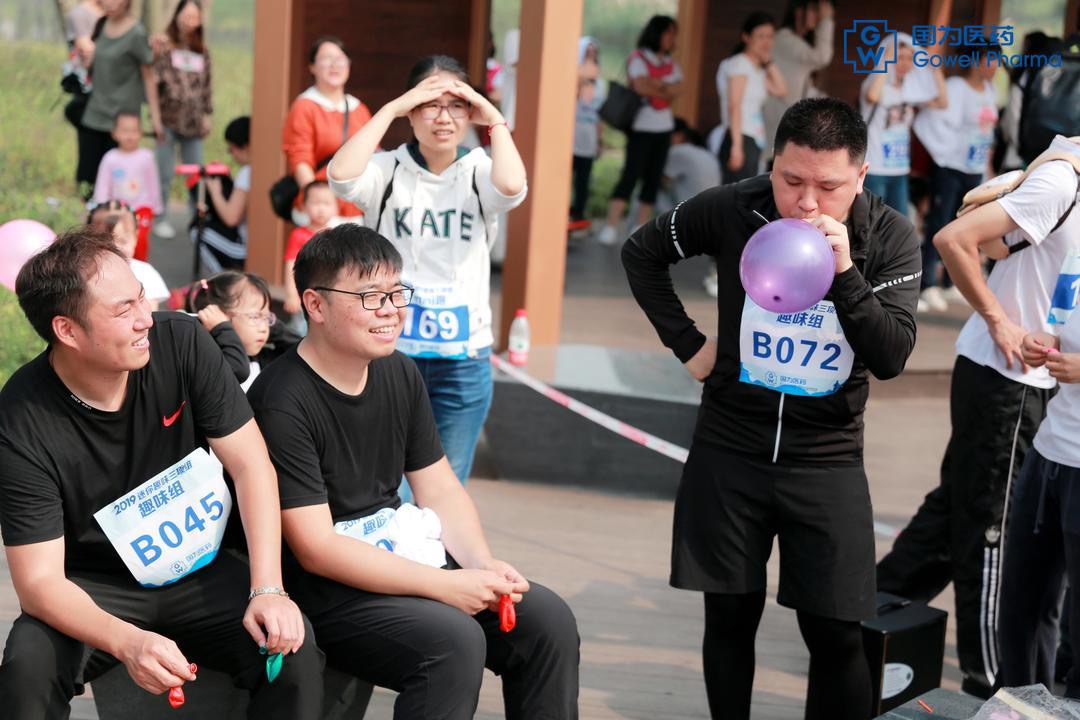 趣味接力-吹气球 趣味接力-吹气球